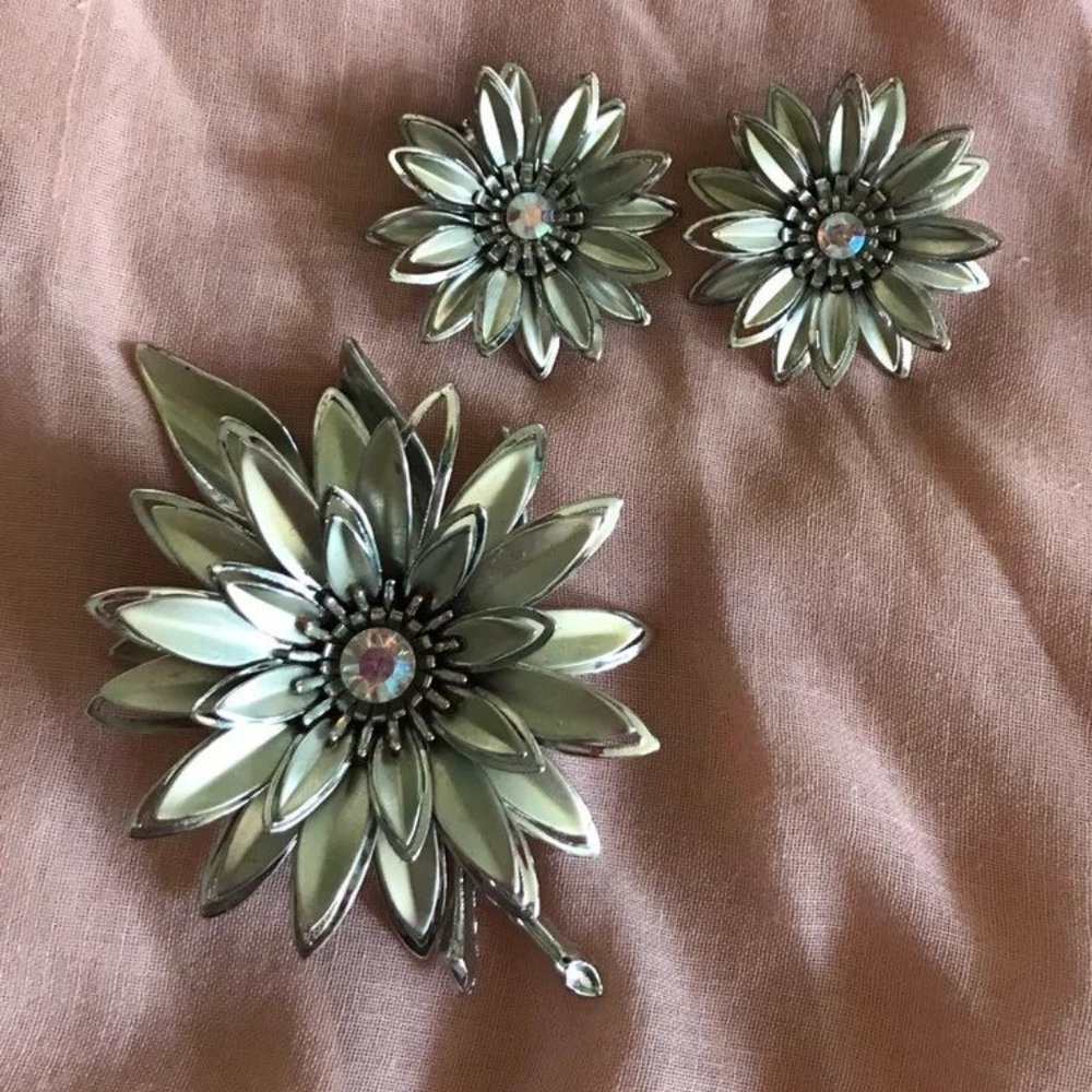 1960s Large Rhinestone Daisy Brooch and Earrings Set - VLV - Rockabilly Jewelry